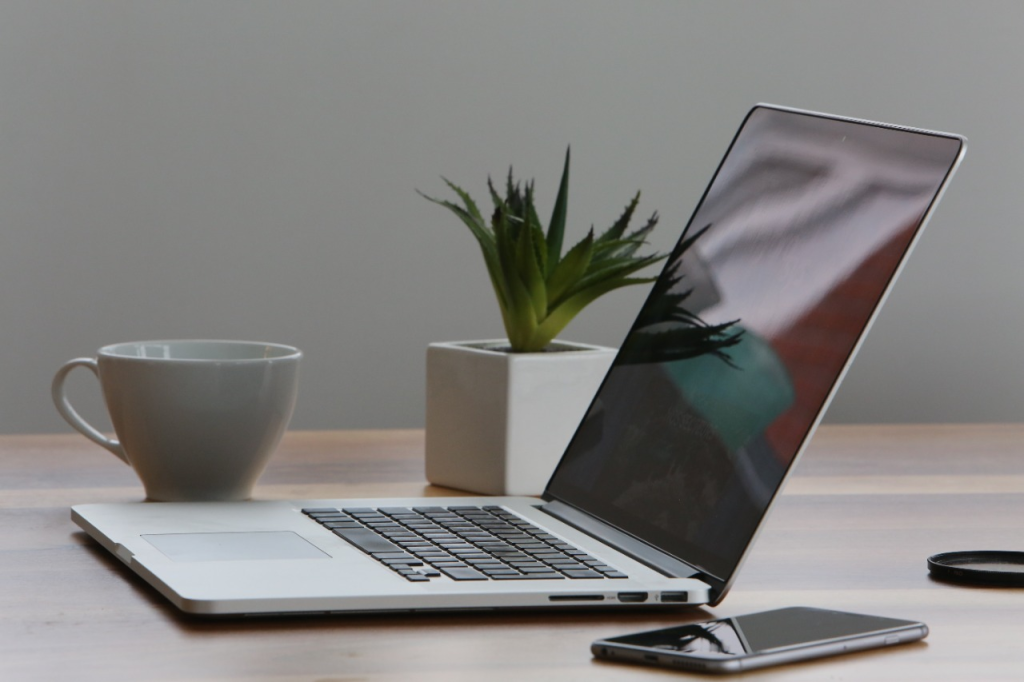 Laptop Baterai Paling Awet dari Segmen MacBook dan Windows ARM