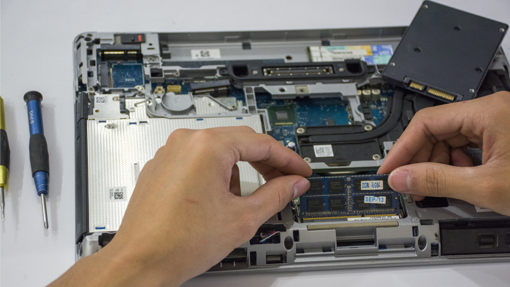 Urutan Eksekusi Cara Upgrade RAM Laptop Tanpa Merusak Garansi